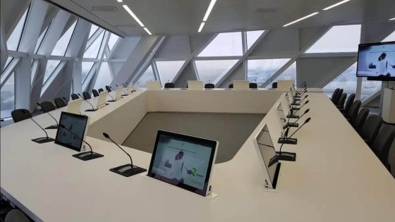 تصميم غرف الاجتماعات الحديثة: كيف تبني مساحة لاتخاذ القرار وليس مجرد قاعة للجلوس؟