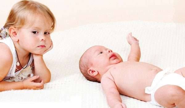 الغيرة بين الطفل والمولود الجديد إليك بعض الأسباب