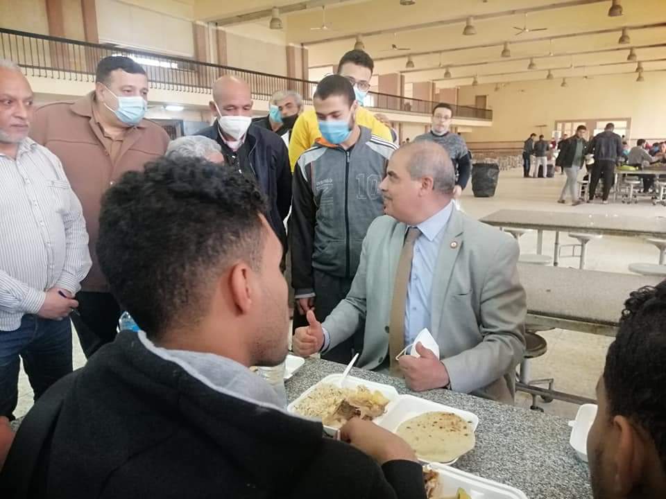 المحرصاوي يتناول الغداء وسط أبنائه طلاب المدينة الجامعية بمدينة نصر