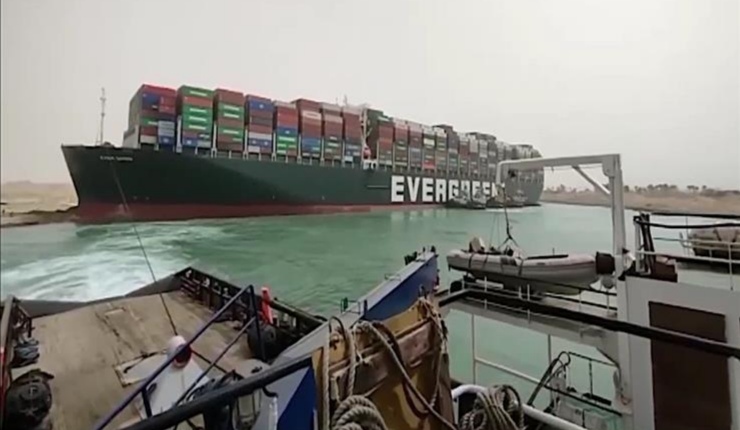 رويترز: السفينة العالقة في قناة السويس تعود إلى وضعها السابق بسبب الرياح