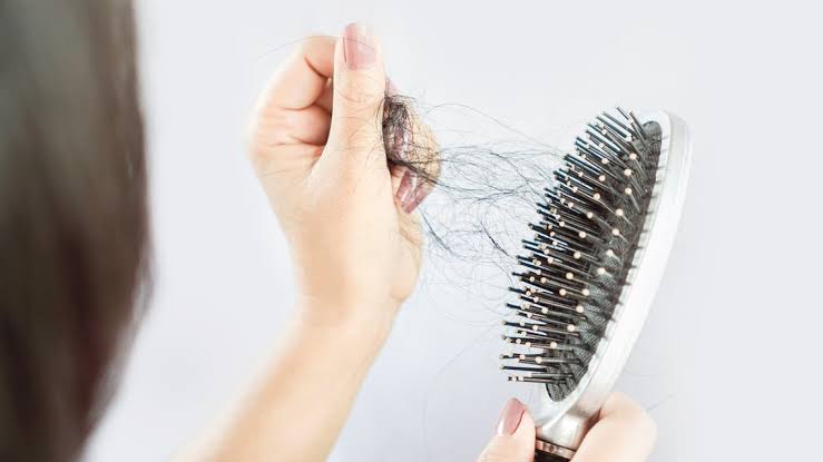 “علاج تساقط الشعر”.. تعرف على أهم مميزات شامبو وسيروم من براند الدواسر
