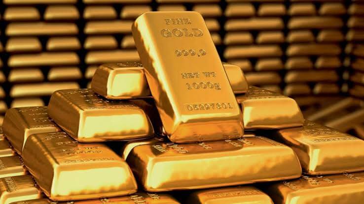 الذهب يتخلى تقريبًا عن جميع مكاسب عام 2023