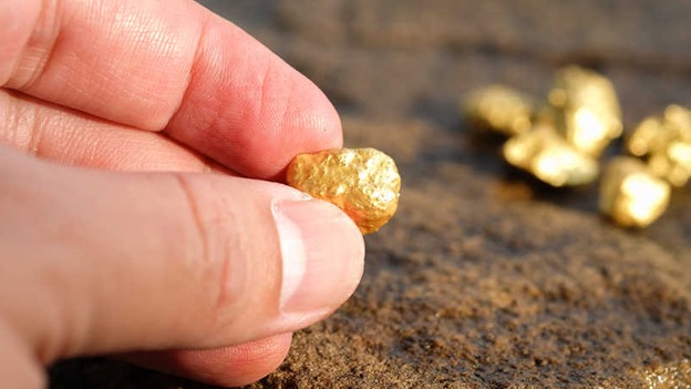 طرق التنقيب عن الذهب .. تعرف على اهم اجهزة كشف الذهب واستخدامتها